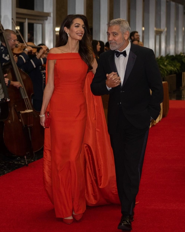 Amal Clooney na rdeči preprogi nosila dih jemajočo obleko, posuto s kristali