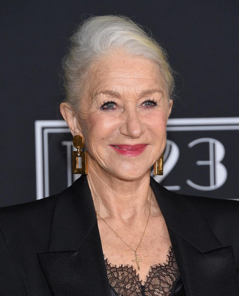 Helen Mirren je bila vsa nasmejana, ko se je udeležila predvajanja filma Shazam! Fury Of The Gods v hotelu The …