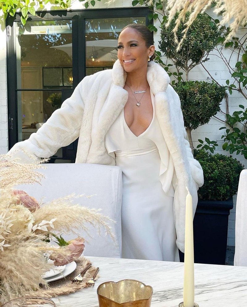 Zaljubili smo se v novo manikiro Jennifer Lopez: Prefinjen odtenek »Rich girl« bo velik trend te zime (foto: Profimedia)
