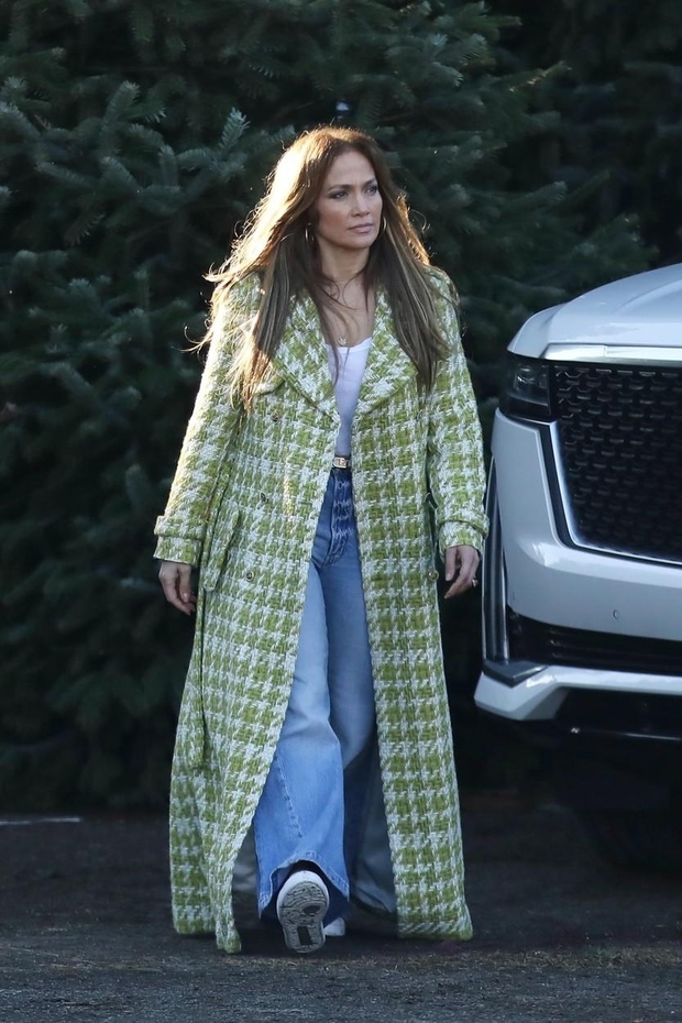 Jennifer je za tokratni izlet izbrala čudovit model modne hiše Chanel z velikim pepita vzorcem. Model iz njihove predkolekcije za …