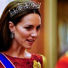 Princesa Kate bleščečo rdečo obleko kombinirala z uhani, ki so pripadali kraljici Elizabeti II.: Glamurozen videz Kate z detajlom, ki pritegne pozornost
