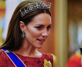Princesa Kate bleščečo rdečo obleko kombinirala z uhani, ki so pripadali kraljici Elizabeti II.: Glamurozen videz Kate z detajlom, ki pritegne pozornost