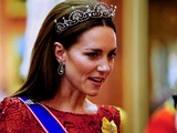 Princesa Kate bleščečo rdečo obleko kombinirala z uhani, ki so pripadali kraljici Elizabeti II.: Glamurozen videz Kate z detajlom, ki pritegne pozornost
