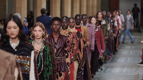 Prestižna kemija vzorcev in tkanin, ki se je bohotila na pisti modne revije Métiers d’art Chanel: Ko se v idilično harmonijo združita ljubezen do Afrike in večen pečat modne hiše Chanel
