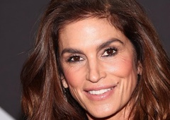 Cindy Crawford navdušila v nadvse elegnatnem kroju obleke, ki najbolj laska ženskam nad 50 let