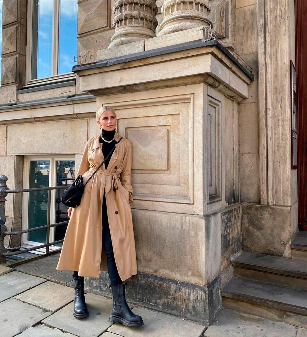 Celo Zara tega ni pričakovala, a ta pletena midi obleka mornarsko modre barve je zasenčila njihovo kolekcijo za praznični december (foto: Profimedia)