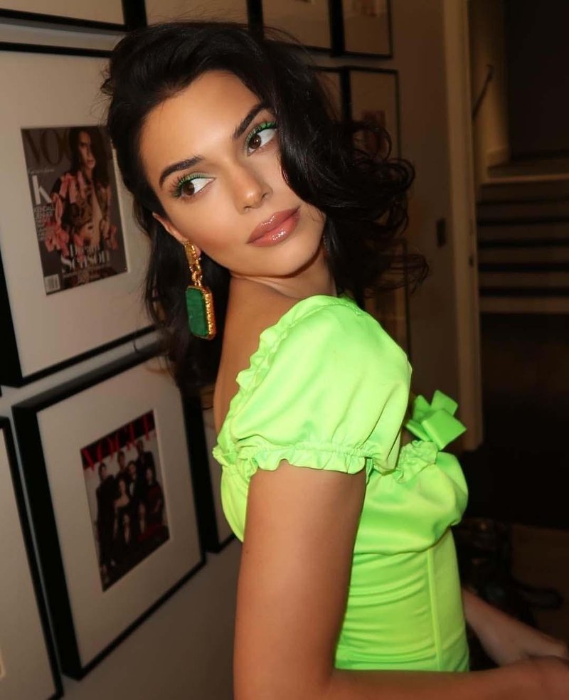 Uhani, ki so zaznamovali leto 2022: Od Kylie Jenner do Dua Lipe – ta kos Bottega Veneta nosijo vsa modna dekleta (foto: Profimedia)
