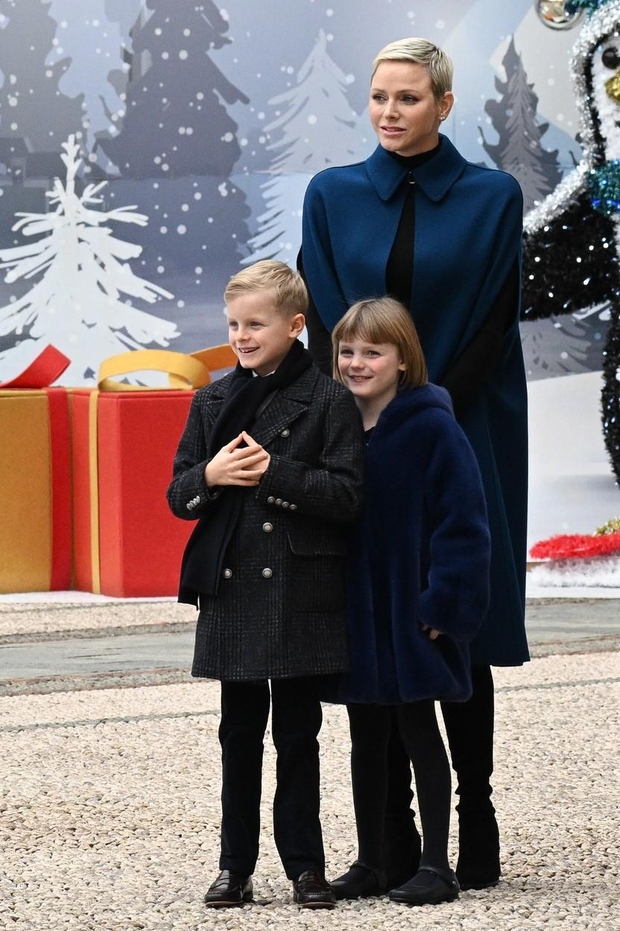 Monaška princesa Charlene se je pogovarjala s starši, ki so svoje otroke spremljali na slovesnosti. Medtem pa sta mladi Jacques …
