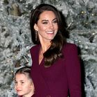 Sestri Pippa in Kate Middleton na dogodek prišli v na las podobnih bordo plaščih: Katerega bi raje imeli v svoji omari?