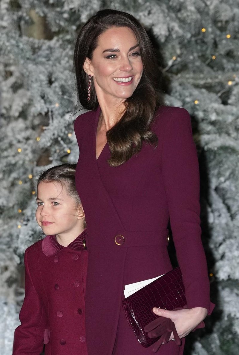 Sestri Pippa in Kate Middleton na dogodek prišli v na las podobnih bordo plaščih: Katerega bi raje imeli v svoji omari? (foto: Profimedia)