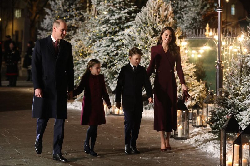 Letošnja družinska božična voščilnica princa Williama in princese Kate naznanja novo obdobje za družino Wales (foto: Profimedia)