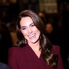 Kate Middleton praznovala božični koncert v praznični pletenini jopici s svetlečo nitjo