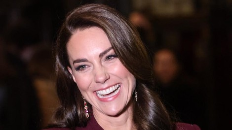 Kate Middleton praznovala božični koncert v praznični pletenini jopici s svetlečo nitjo