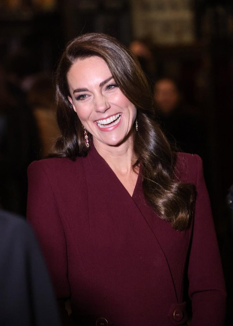 Kate Middleton praznovala božični koncert v praznični pletenini jopici s svetlečo nitjo (foto: Profimedia)