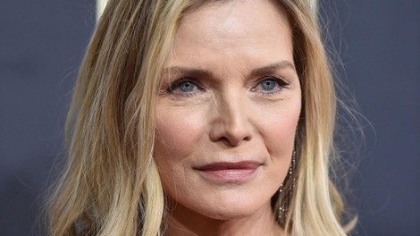 Michelle Pfeiffer osupnila z novo preobrazbo, ki bo všeč ženskam nad 50. let: »Blunt bob« je kombinacija mladostne svežine in francoskega šika