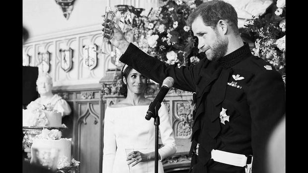 Še nikoli videne fotografije: "Prelistajte" poročni album princa Harryja in Meghan Markle