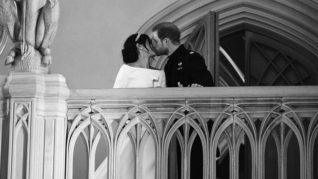 Še nikoli videne fotografije: "Prelistajte" poročni album princa Harryja in Meghan Markle