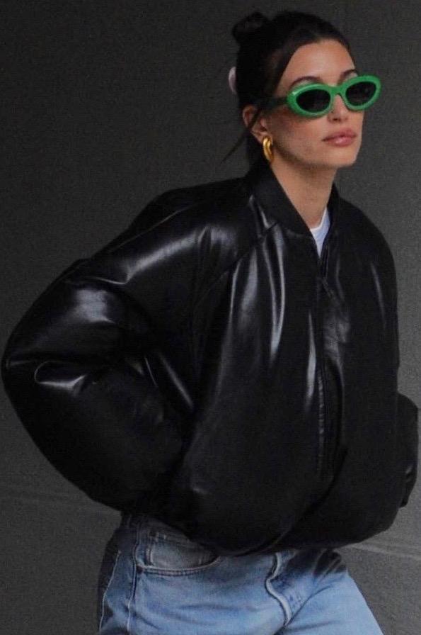 Iščete elegantno, a toplo jakno? Massimo Duttijeva kratka satenasta jakna je ta hip največja prodajna uspešnica (foto: Profimedia)