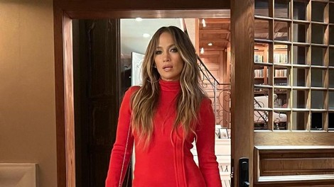 Zimska manikira Jennifer Lopez osvaja trende: Namesto standardnih rdečih odtenkov to silvestrovo izberite Candy Cane