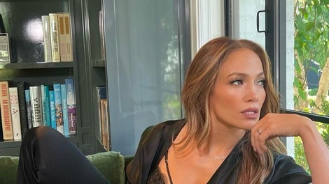 "Bolje kot liposukcija": Jennifer Lopez v lahkih pajkicah z učinkom steznika