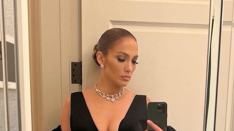 Nova manikira Jennifer Lopez je dragocena francoska manikira, ki je kot nalašč za vstop v novo leto 2023: Kovinski detajli so novi trend tega leta