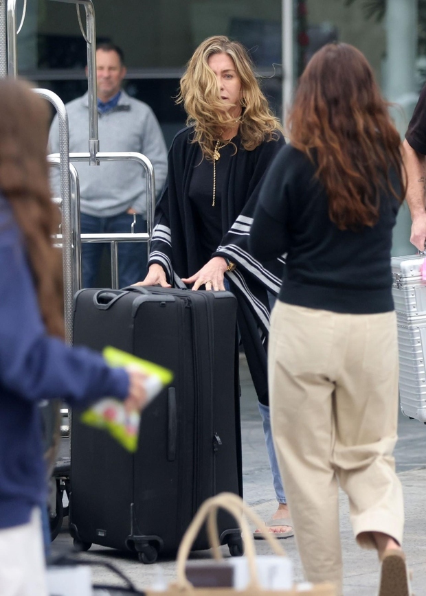 Jennifer Aniston je bila na vsakoletnem novoletnem potovanju v Mehiko videti zelo elegantna. Igralka je izbrala majico, kavbojke in japonke, …