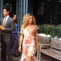 Našli smo instagram profil, ki beleži vsak stajling Carrie Bradshaw! (In kje najti te modne kose)
