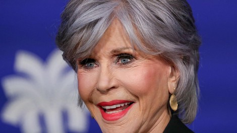 Jane Fonda elegantna v srebrnem topu z bleščicami in črnem kostimu