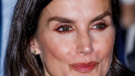 Letizia Ortiz vs. Kate Middleton: Katera je izbrala boljši model priljubljenega kameljega plašča?