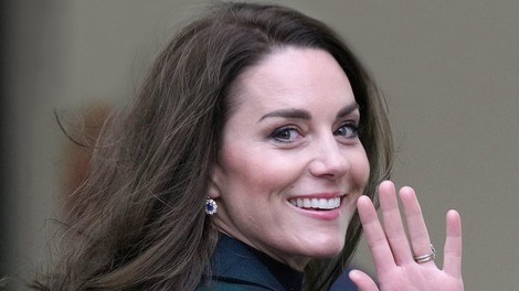 Kate Middleton na prvem uradnem dogodku s princem Williamom po izidu knjige Spare dokazuje, da je klasična modra vedno najboljša izbira za eleganco