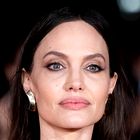 Angelina Jolie pokazala popoln zimski črni videz in genialni trik zimskega plastenja slip obleke