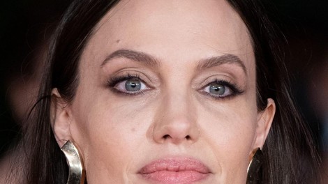 Angelina Jolie se pridružuje letošnjim največjim trendom v temno sivem šik kostimu in dolgem plašču