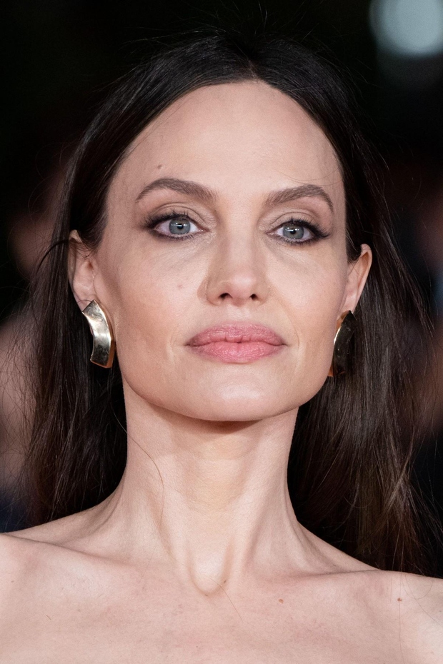 Modni prvenec Angeline Jolie z njeno blagovno znamko Atelier Jolie in njeno prihajajoče sodelovanje s Chloéjem sta zelo zelo težko …
