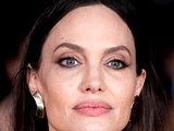 Angelina Jolie na pariških ulicah navdušila v enostavnem, a vrhunskem plašču
