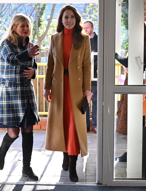 Kate je svojo novo zimsko obleko že predstavila med decembrskim obiskom v Bostonu, ko je kombinirala ločena oblačila Gabriele Hearst …