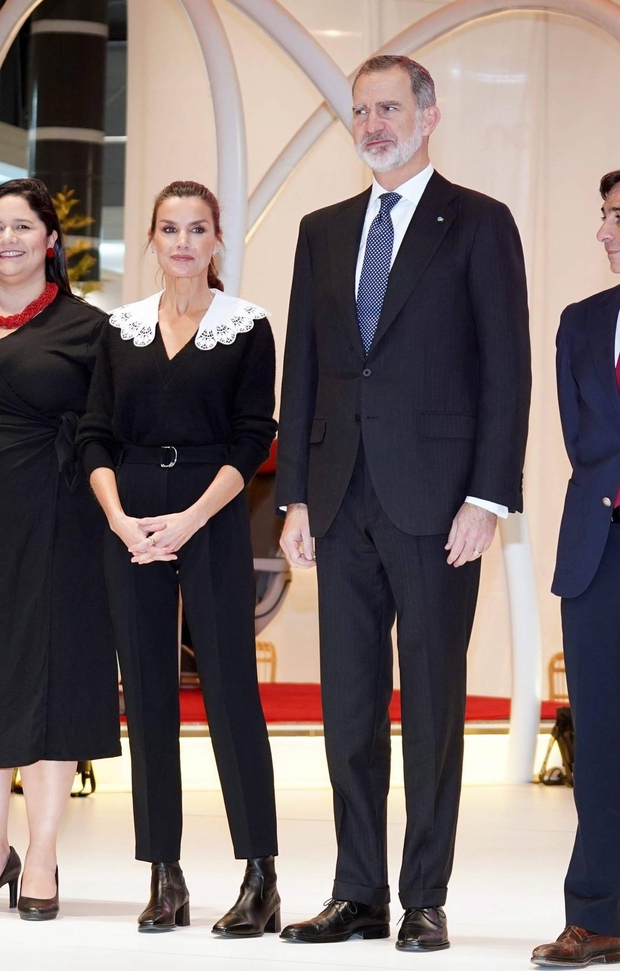 Kraljica je nosila črn pulover Sandro Paris z maksi belim ovratnikom: širok pulover z v izrezom ji je ležal na …