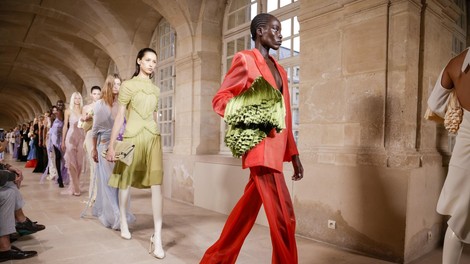 5 najbolj priljubljenih barv za leto 2023 z modnih pist od Victorie Beckham do Chanela