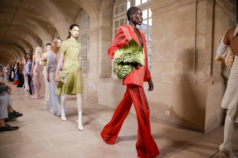 5 najbolj priljubljenih barv za leto 2023 z modnih pist od Victorie Beckham do Chanela (foto: Profimedia)
