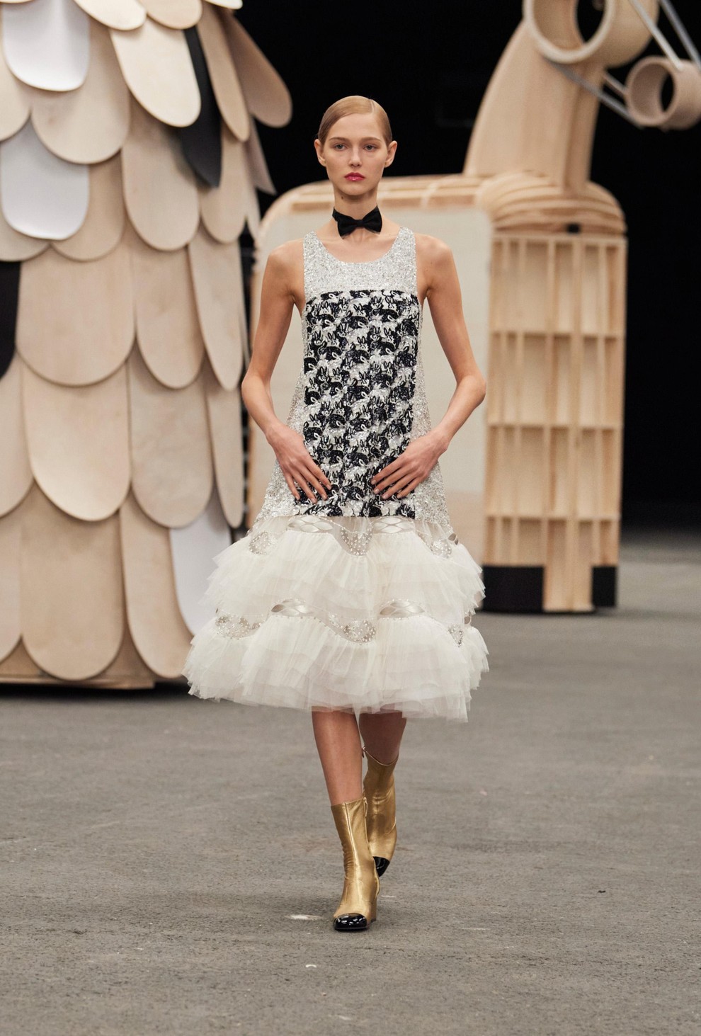 Kjer se prefinjena lahkotnost couture spretnosti sreča s fantastičnim svetom: Chanel je na reviji visoke mode v Parizu zaigral na igrivo noto