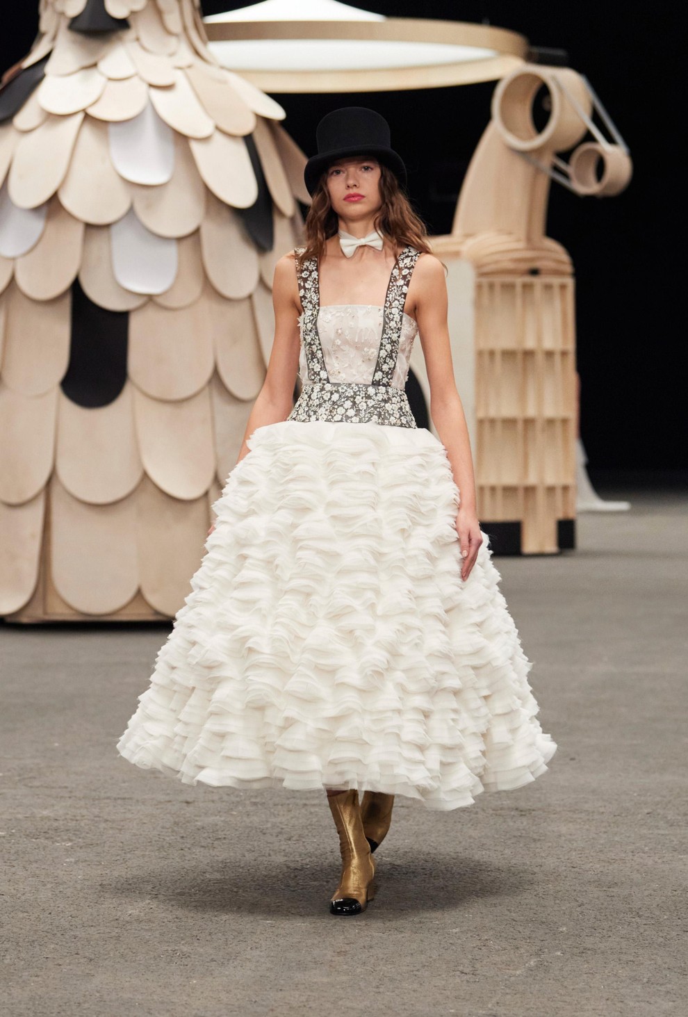 Kjer se prefinjena lahkotnost couture spretnosti sreča s fantastičnim svetom: Chanel je na reviji visoke mode v Parizu zaigral na igrivo noto