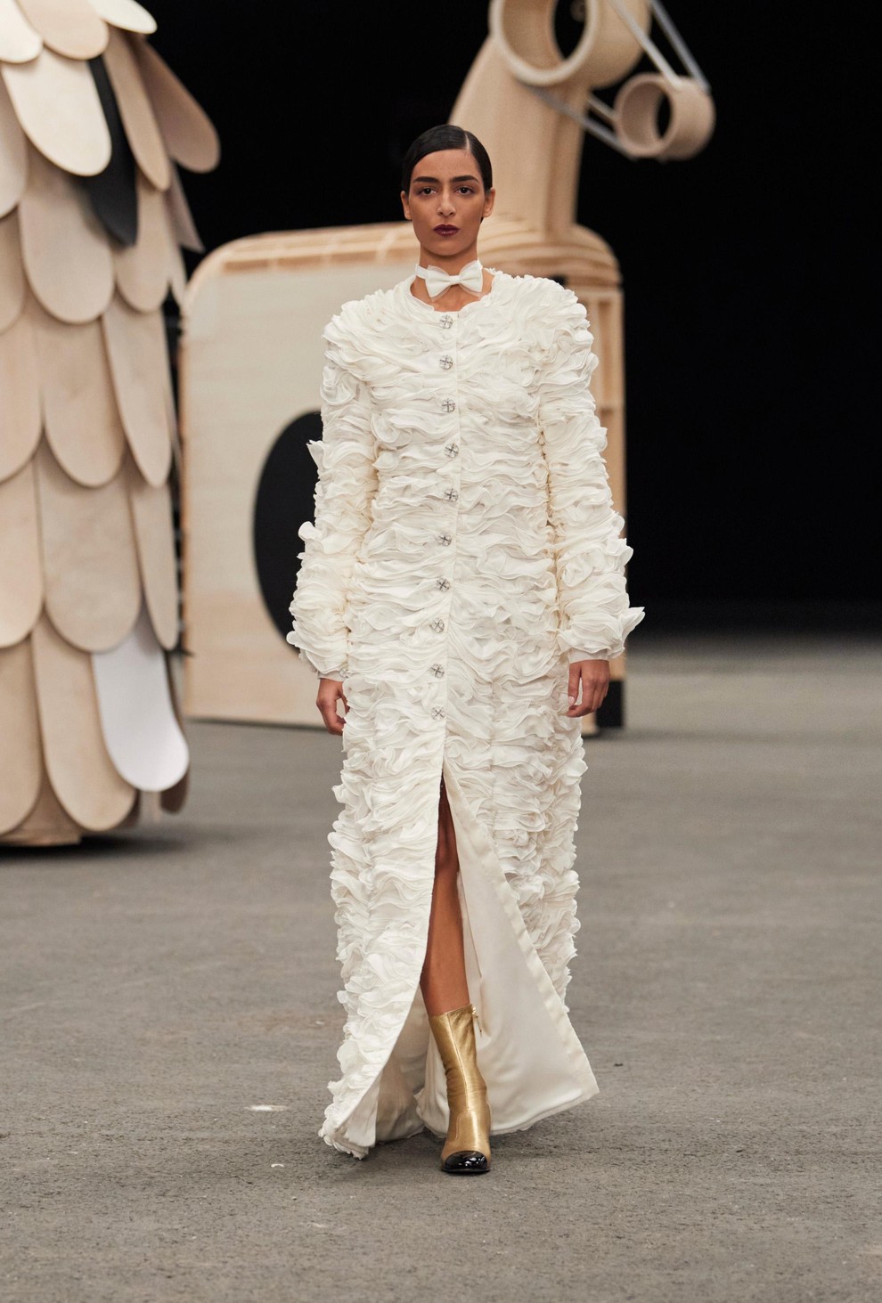 Kjer se prefinjena lahkotnost couture spretnosti sreča s fantastičnim svetom: Chanel je na reviji visoke mode v Parizu zaigral na igrivo noto