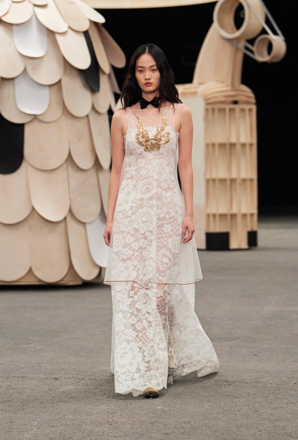 Kjer se prefinjena lahkotnost couture spretnosti sreča s fantastičnim svetom: Chanel je na reviji visoke mode v Parizu zaigral na igrivo noto