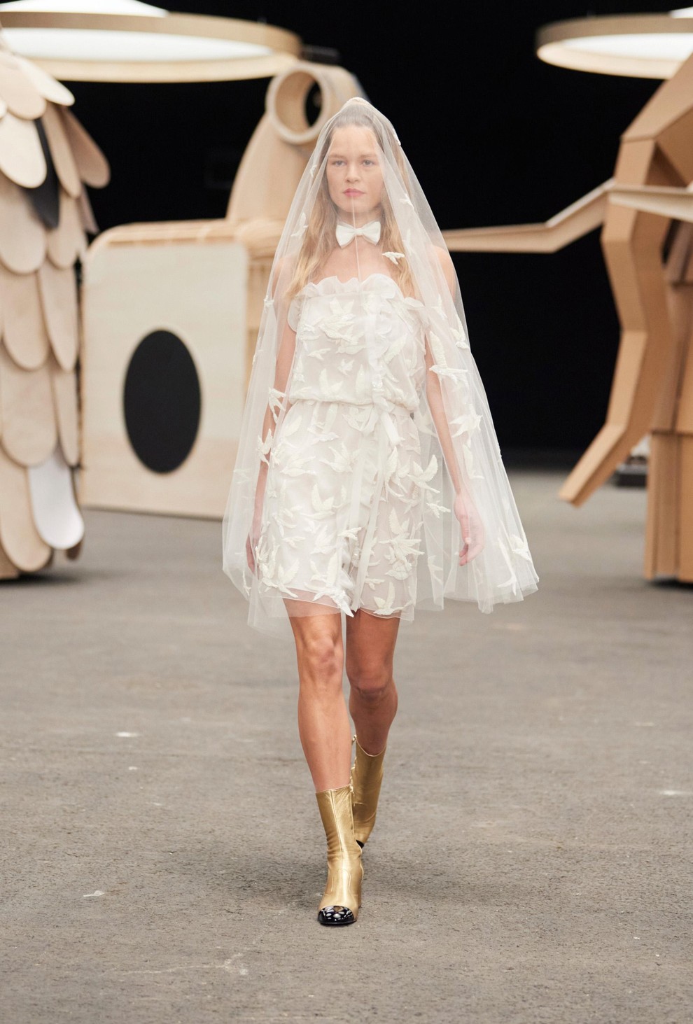 Kjer se prefinjena lahkotnost couture spretnosti sreča s fantastičnim svetom: Chanel je na reviji visoke mode v Parizu zaigral na igrivo noto