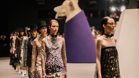 Kjer se prefinjena lahkotnost couture spretnosti sreča s fantastičnim svetom: Chanel je na reviji visoke mode v Parizu zaigral na igrivo noto