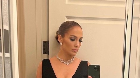 Jennifer Lopez osupnila v enodelnih črnih kopalkah: Linija JLO Beauty obljublja rezultate že po prvem nanosu