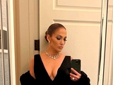 Jennifer Lopez osupnila v enodelnih črnih kopalkah: Linija JLO Beauty obljublja rezultate že po prvem nanosu
