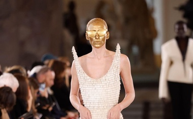 Kylie Jenner z izbiro obleke v središču nove polemike na modni reviji Schiaparelli Haute Couture pomlad in poletje 2023