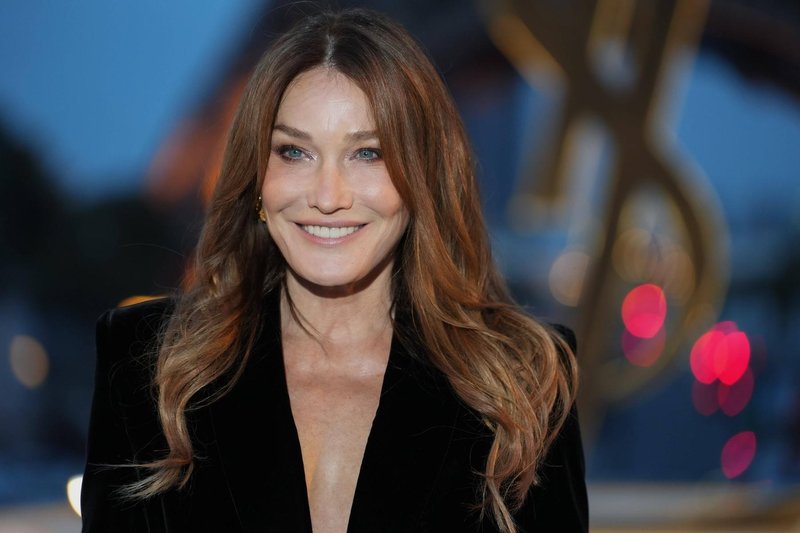 Ne z belo, Carla Bruni je kavbojke kombinirala s to majico in videti je še bolje: Z osnovnimi jesenskimi kosi je ustvarila videz, ki ga je enostavno posnemati
