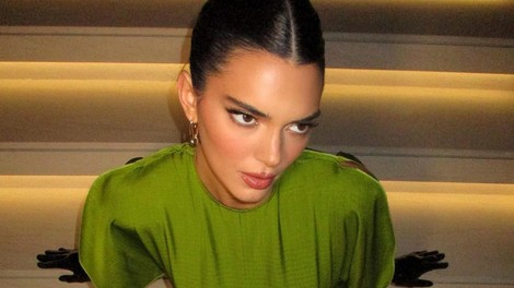 Kendall Jenner osupnila v elegantni kreaciji Victorie Beckham. Kateri bolje pristoji?