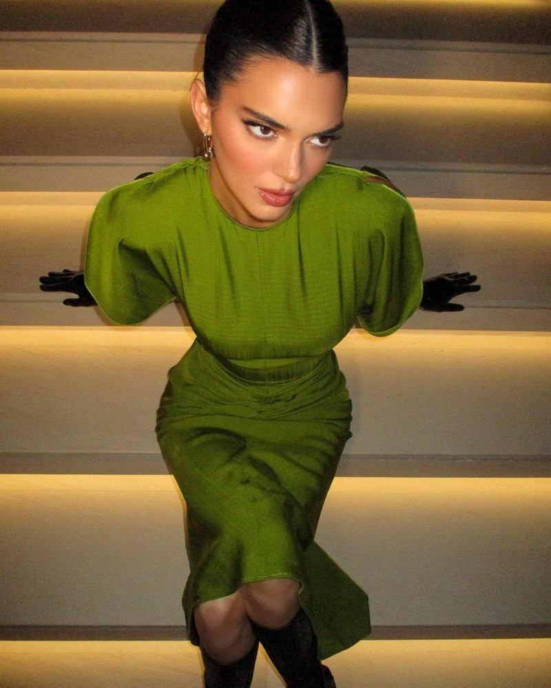Kendall Jenner osupnila v elegantni kreaciji Victorie Beckham. Kateri bolje pristoji? (foto: Profimedia)